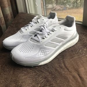 Women's boost athletic shoe